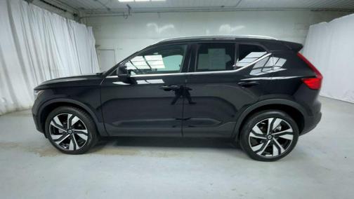 2025 Volvo XC40 B5 Plus Bright Theme