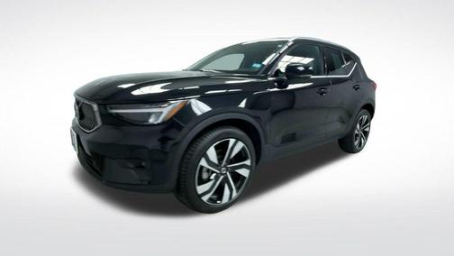 2025 Volvo XC40 B5 Plus Bright Theme