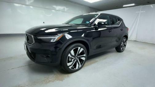 2025 Volvo XC40 B5 Plus Bright Theme