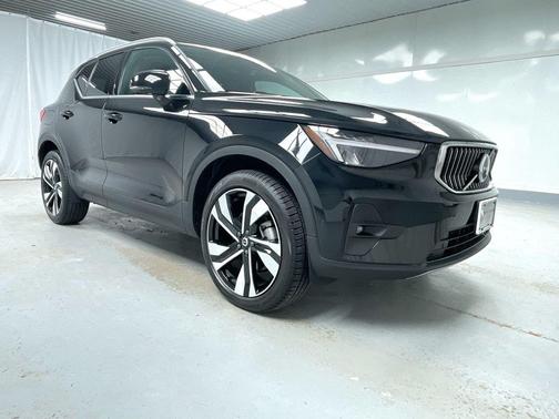 2025 Volvo XC40 B5 Plus Bright Theme