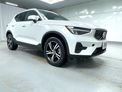 2025 Volvo XC40 B5 Core Bright Theme