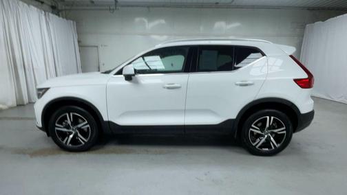 2025 Volvo XC40 B5 Core Bright Theme