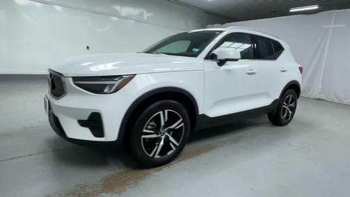 2025 Volvo XC40 B5 Core Bright Theme