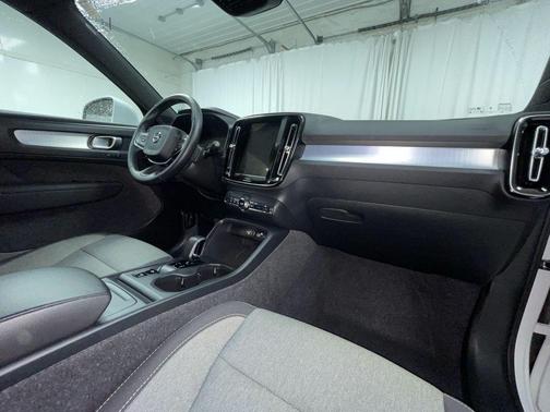 2025 Volvo XC40 B5 Core Bright Theme