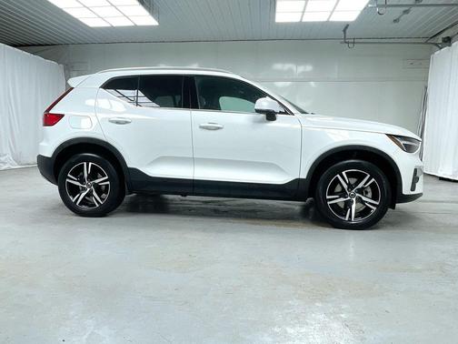2025 Volvo XC40 B5 Core Bright Theme