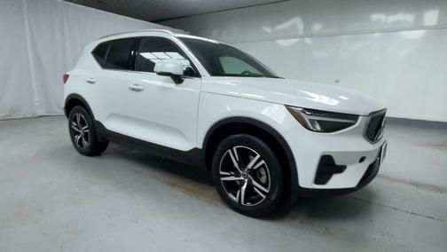 2025 Volvo XC40 B5 Core Bright Theme