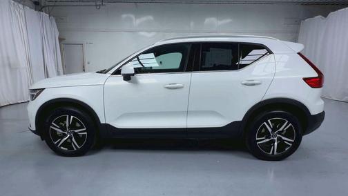 2025 Volvo XC40 B5 Core Bright Theme