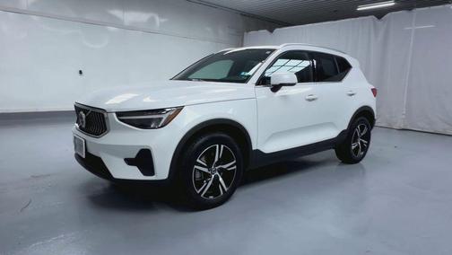 2025 Volvo XC40 B5 Core Bright Theme
