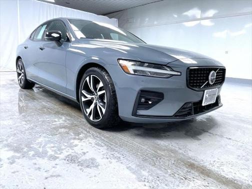 2024 Volvo S60 B5 Plus Dark Theme