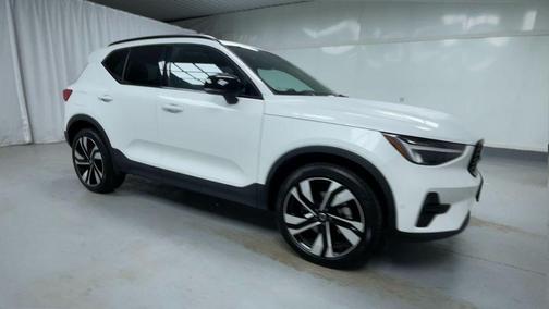 2025 Volvo XC40 B5 Plus Dark Theme