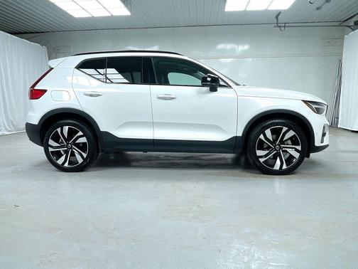 2025 Volvo XC40 B5 Plus Dark Theme