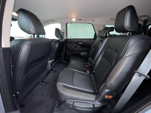 2022 Nissan Pathfinder SL 4WD
