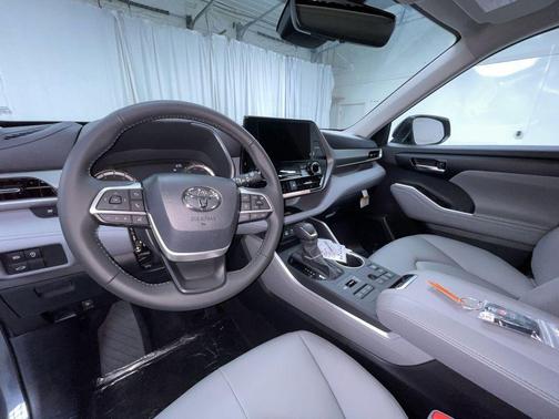 2025 Toyota Highlander XLE