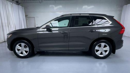 2022 Volvo XC60 B5 Momentum