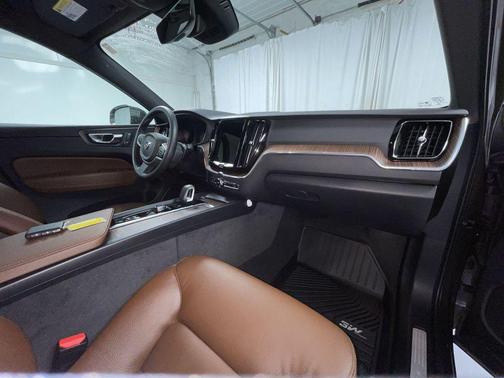 2022 Volvo XC60 B5 Momentum