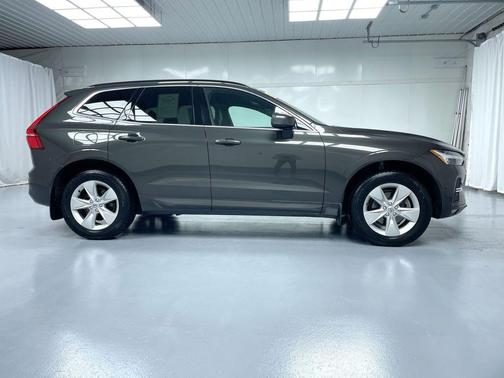 2022 Volvo XC60 B5 Momentum