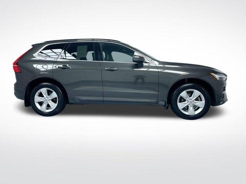 2022 Volvo XC60 B5 Momentum