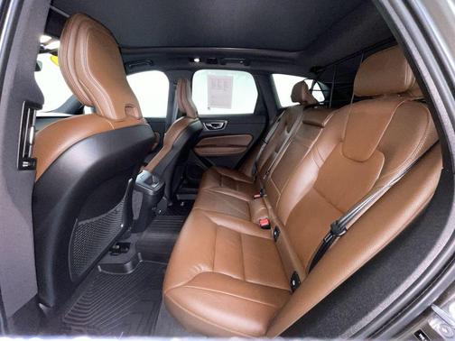2022 Volvo XC60 B5 Momentum