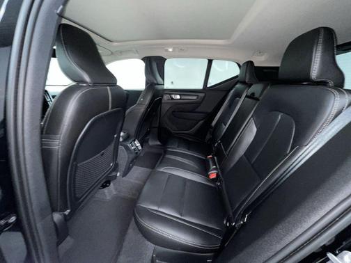 2025 Volvo XC40 B5 Plus Dark Theme