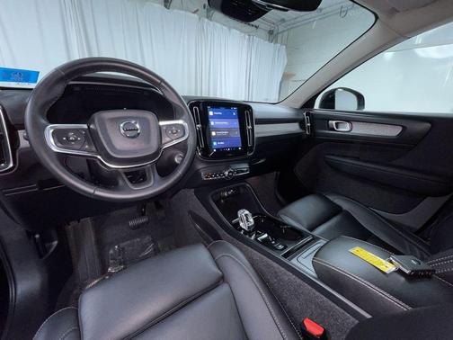 2025 Volvo XC40 B5 Plus Dark Theme