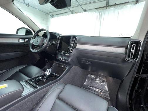 2025 Volvo XC40 B5 Plus Dark Theme