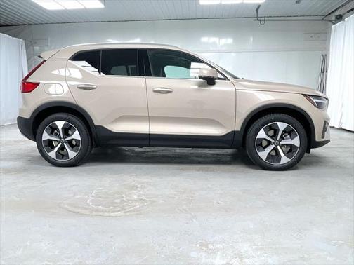 2025 Volvo XC40 B5 Core Bright Theme