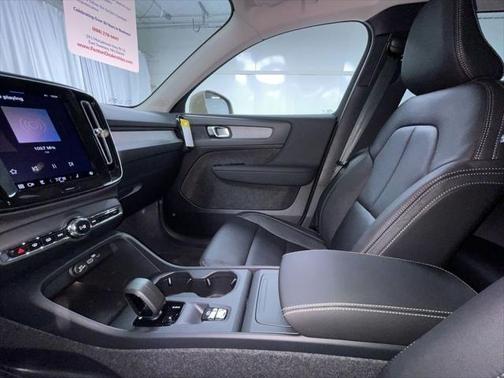 2025 Volvo XC40 B5 Core Bright Theme