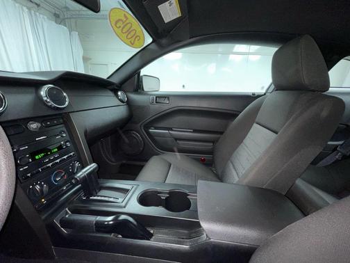2005 Ford Mustang Deluxe