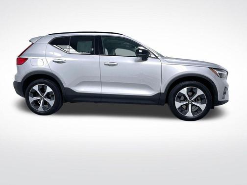2023 Volvo XC40 B5 Plus Dark Theme