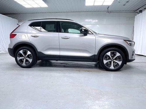 2023 Volvo XC40 B5 Plus Dark Theme