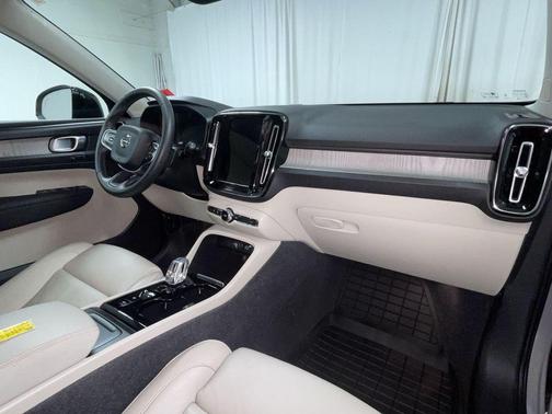 2023 Volvo XC40 B5 Plus Dark Theme