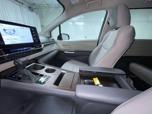 2024 Toyota Sienna LE