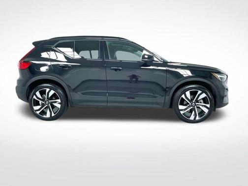 2025 Volvo XC40 B5 Plus Dark Theme