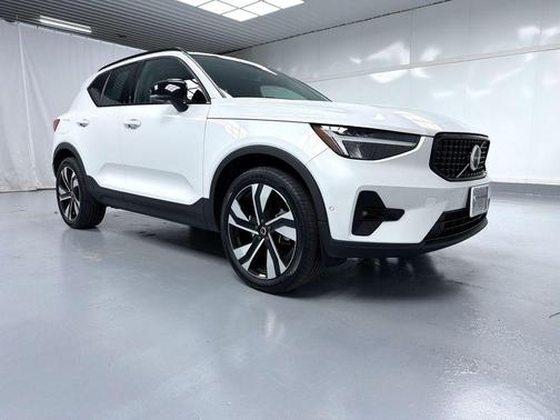 2024 Volvo XC40 B5 Plus Dark Theme