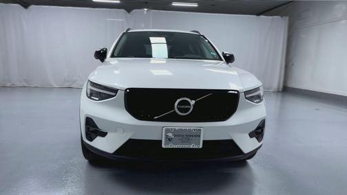 2024 Volvo XC40 B5 Plus Dark Theme