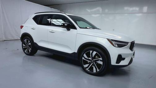 2024 Volvo XC40 B5 Plus Dark Theme