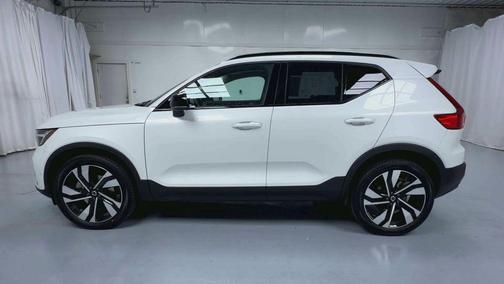 2024 Volvo XC40 B5 Plus Dark Theme