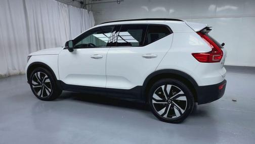 2024 Volvo XC40 B5 Plus Dark Theme