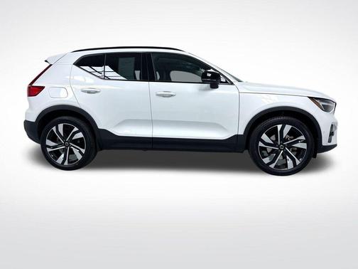 2024 Volvo XC40 B5 Plus Dark Theme