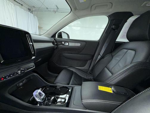 2024 Volvo XC40 B5 Plus Dark Theme