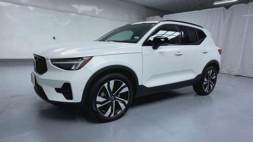 2024 Volvo XC40 B5 Plus Dark Theme