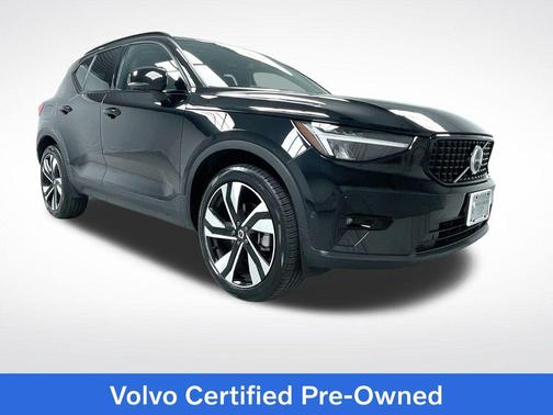 2025 Volvo XC40 B5 Plus Dark Theme