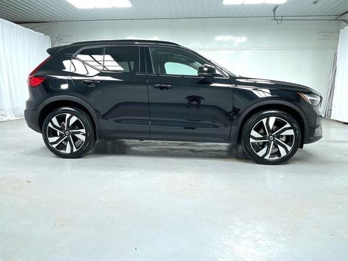 2025 Volvo XC40 B5 Plus Dark Theme