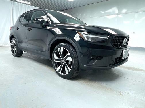 2025 Volvo XC40 B5 Plus Dark Theme