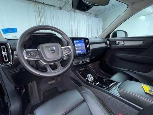 2025 Volvo XC40 B5 Plus Bright Theme