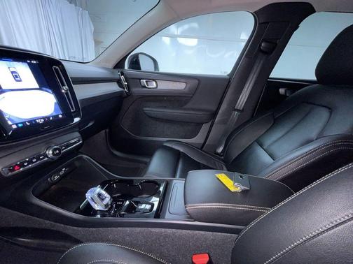 2025 Volvo XC40 B5 Plus Bright Theme