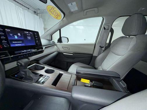 2023 Toyota Sienna LE