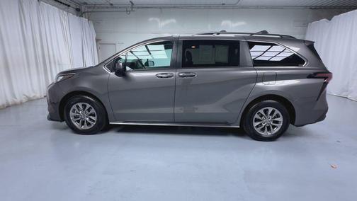 2023 Toyota Sienna LE