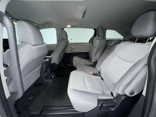 2023 Toyota Sienna LE