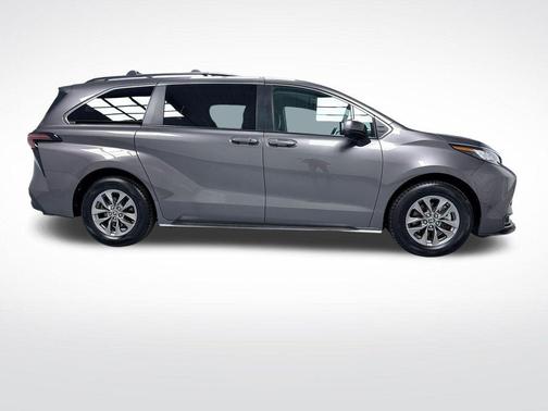 2023 Toyota Sienna LE